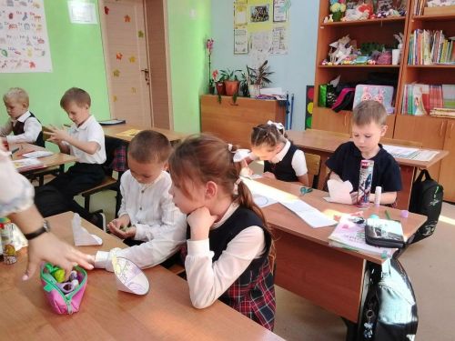 Больше, чем просто викторина: как в Среднедевятовской школе поздравили пап
