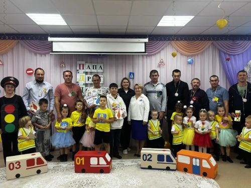 В детском саду «Алтынчэч» День отца отметили игрой по ПДД