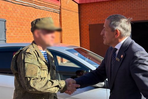 Глава Лаишевского района Ильдус Зарипов передал автомобиль для участников СВО