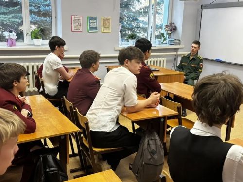 Лаеш районы кадетлары Казан танк училищесы курсанты белән очрашты