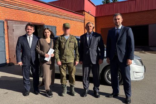 Глава Лаишевского района Ильдус Зарипов передал автомобиль для участников СВО