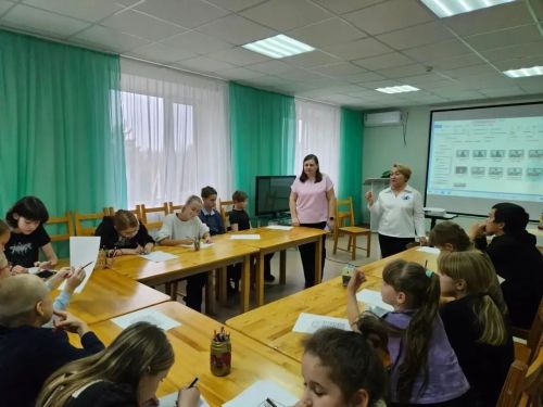 Лаеш укучылары көзге каникуллар алдыннан яктылык кайтаргычлар алды