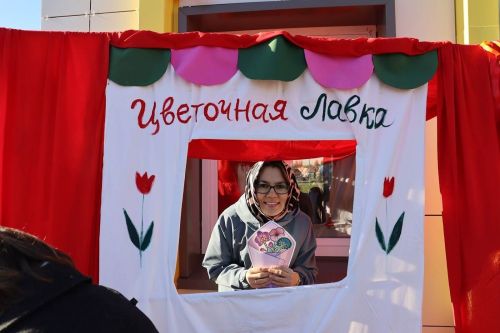 Лаеш районы лицей укучылары укытучыларга зур бәйрәм бүләк итте