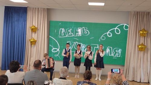 Лаеш районы лицей укучылары укытучыларга зур бәйрәм бүләк итте