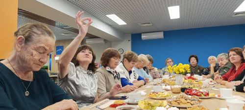 Песни юности и стихи за чаем стали лучшим подарком ко Дню пожилых