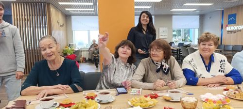 Песни юности и стихи за чаем стали лучшим подарком ко Дню пожилых