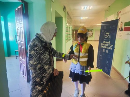 Юные инспекторы отряда «Сигнал» поздравили ветеранов педтруда  и подарили им фликеры