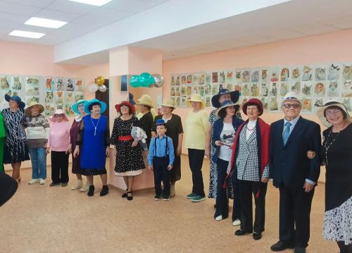 Декаду пожилого человека в Лаишеве отметили выставкой картин и шляпным балом