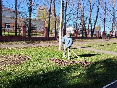 Сотрудники СДК Среднего Девятова вышли на осенний субботник