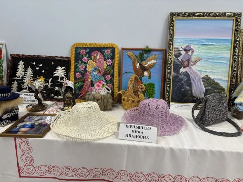 В фойе районного Дома культуры расцвела выставка творчества старшего поколения