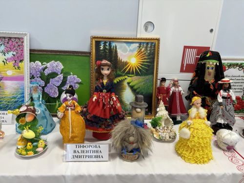 В фойе районного Дома культуры расцвела выставка творчества старшего поколения