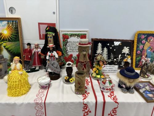В фойе районного Дома культуры расцвела выставка творчества старшего поколения
