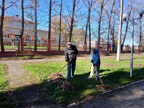Сотрудники СДК Среднего Девятова вышли на осенний субботник