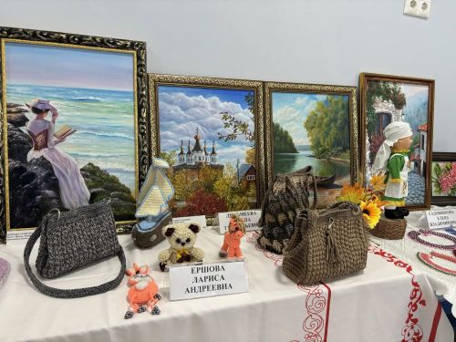 В фойе районного Дома культуры расцвела выставка творчества старшего поколения