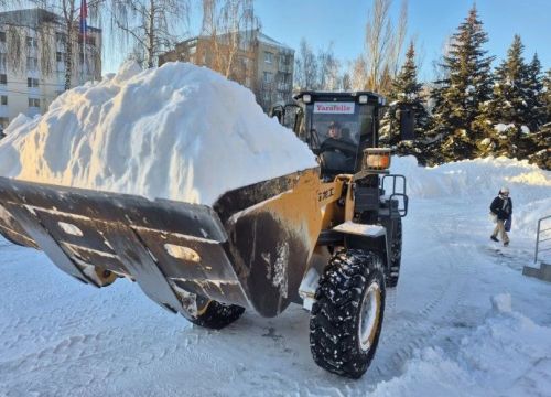 «Яратель» после метелей пришла на помощь школе