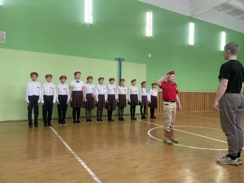 Смотр строя и песни в Среднем Девятово: патриотизм и единство школьников