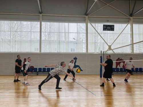 Ветераны против действующих сотрудникв: волейбол, который сближает поколения