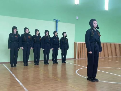 Смотр строя и песни в Среднем Девятово: патриотизм и единство школьников