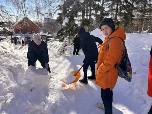Ученики гимназии № 1 г. Лаишево приняли участие в трудовом десанте