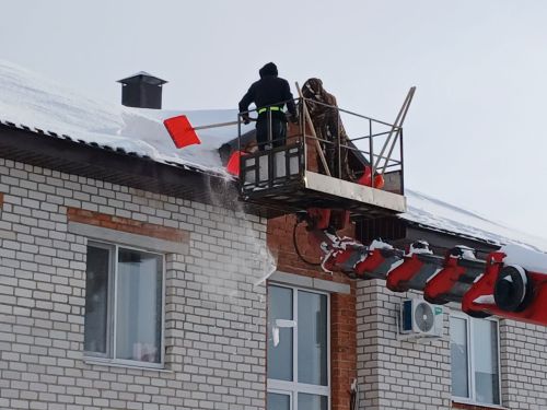 В Лаишеве продолжают расчистку крыш от снежных завалов