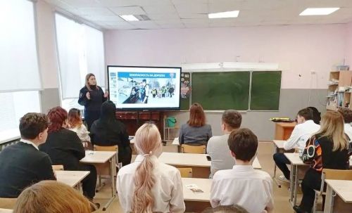Инспектор ГИБДД встретилась с родителями в Каипской школе