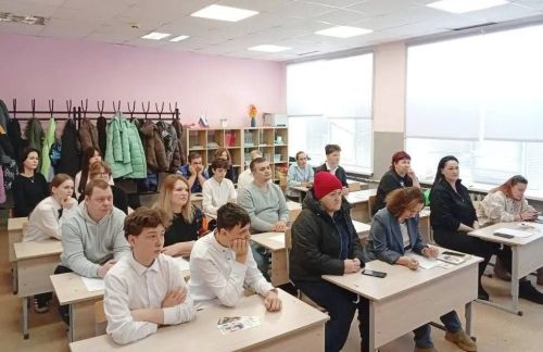 Инспектор ГИБДД встретилась с родителями в Каипской школе