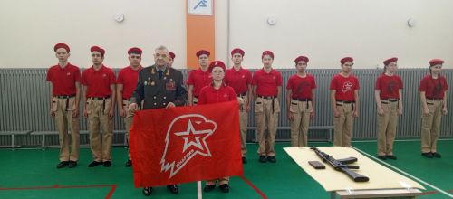 Генерал-майор Бородин вручил юнармейцам Кирбинской школы флаг и удостоверения