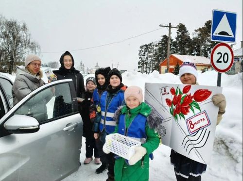 «Весенний букет безопасности»: ЮИД и «Первые» поздравили женщин-водителей с 8 Марта