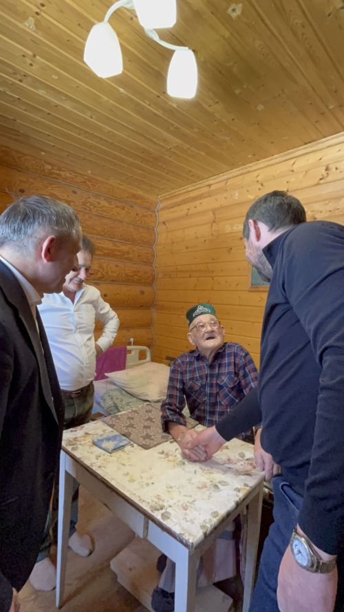 Габдрахман Сафин: ветеран Сталинградской битвы получил именную футболку с номером 104 от хоккейного клуба «Ак Барс»