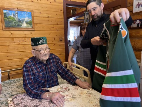 Габдрахман Сафин: ветеран Сталинградской битвы получил именную футболку с номером 104 от хоккейного клуба «Ак Барс»