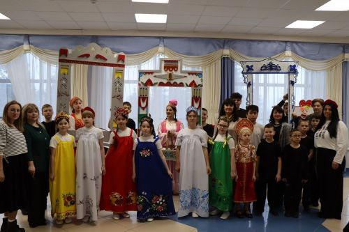 На сцене районного дома культуры соревновались школьные театры Лаишевского района