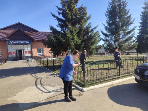 Субботник в Нармонском СДК: территория стала чище