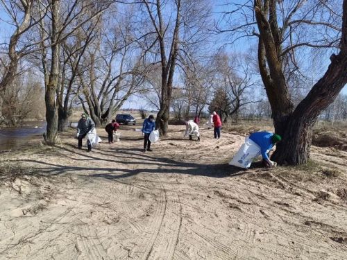 Субботник в Атабаево: уборка прибрежной полосы реки Кама в рамках акции «Вода России»