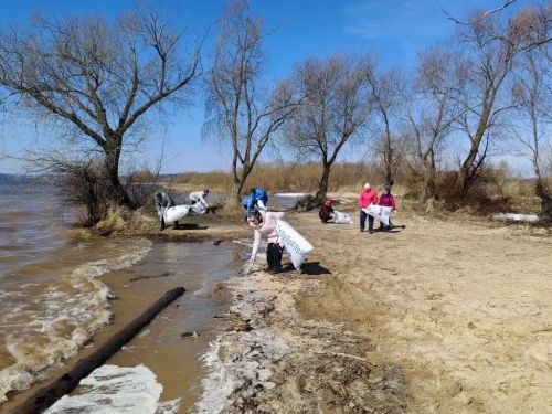 Субботник в Атабаево: уборка прибрежной полосы реки Кама в рамках акции «Вода России»
