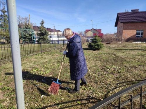 Нармонка авыл мәдәният йортында шимбә өмәсе: тирә-юнь чистарып калды