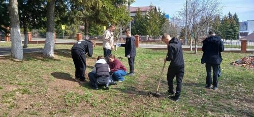 Лаешның 2нче мәктәбендә шимбә өмәсе: чисталык һәм тәртип өчен бергә