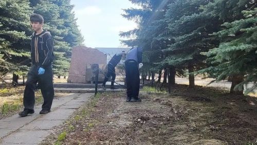 Юнармейцы Габишевской школы провели субботник у мемориала героям Великой Отечественной войны