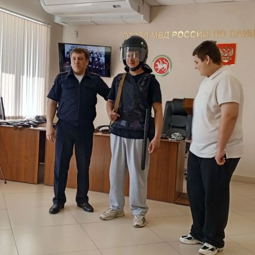 Лаишевские девятиклассники примерили экипировку полицейских
