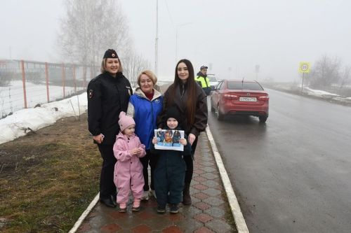 Профилактика ДТП с детьми: вручение памяток малышам и взрослым