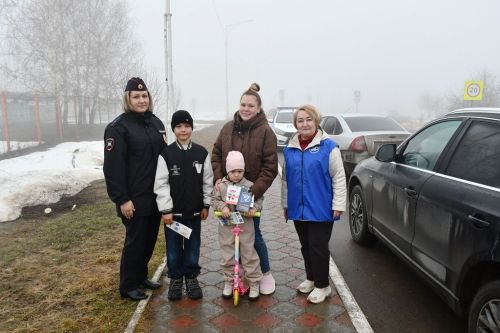 Профилактика ДТП с детьми: вручение памяток малышам и взрослым
