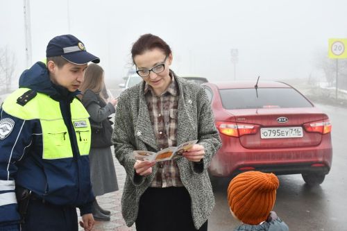 Профилактика ДТП с детьми: вручение памяток малышам и взрослым