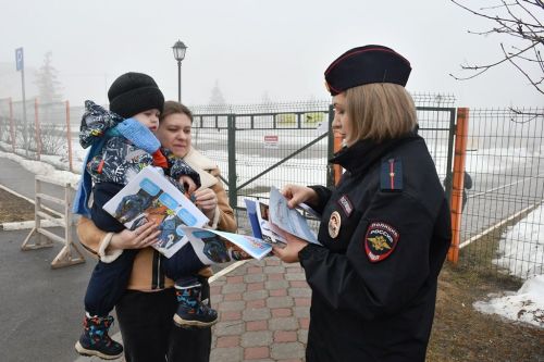 Профилактика ДТП с детьми: вручение памяток малышам и взрослым