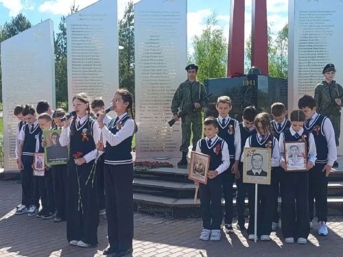 Лицеисты Лаишевского района возложили цветы к памятнику участникам ВОВ