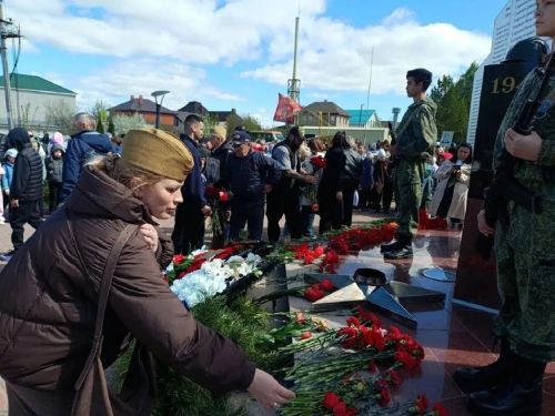 Лицеисты Лаишевского района возложили цветы к памятнику участникам ВОВ