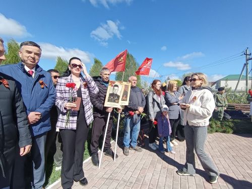 Лицеисты Лаишевского района возложили цветы к памятнику участникам ВОВ