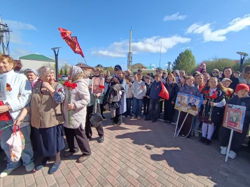 Лицеисты Лаишевского района возложили цветы к памятнику участникам ВОВ
