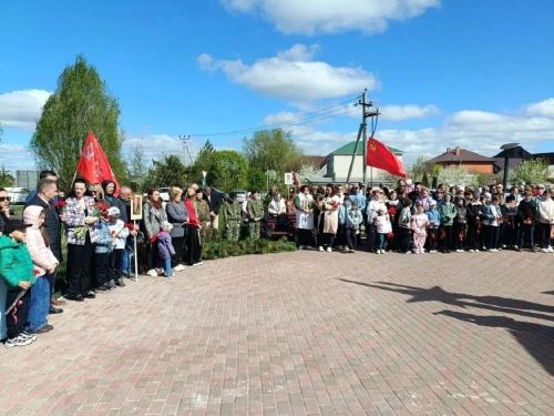 Лицеисты Лаишевского района возложили цветы к памятнику участникам ВОВ