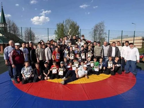 Лаеш районындагы көрәш турниры Татарстан һәм Марий Эл спортчыларын берләштерде