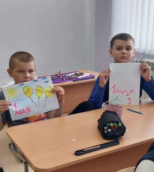 Выставка детских рисунков к Первомаю