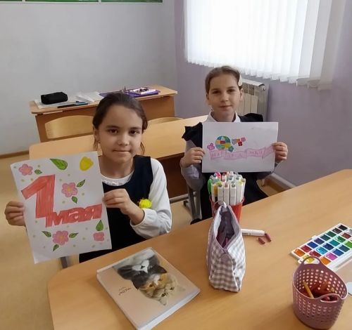 Выставка детских рисунков к Первомаю